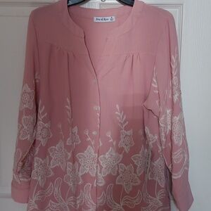 NEW.Anna & Ava Blush Pink Blouse with White Floral Embroidery.Size M.